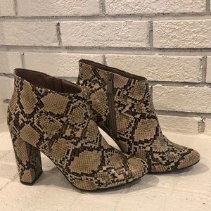 Breckelle’s snake skin booties size 9